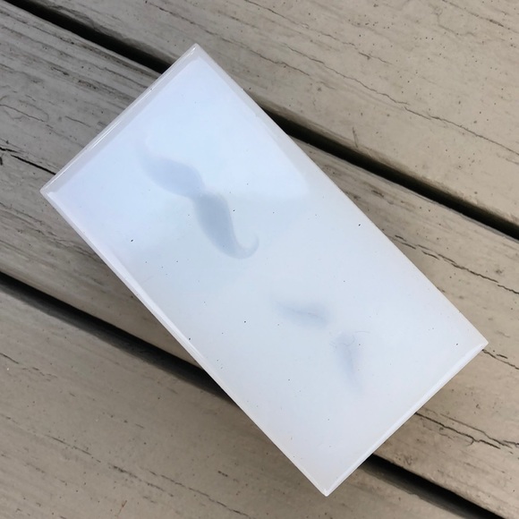 New Honest Ice silicone mustache ice cube mold / tray - Picture 9 of 13